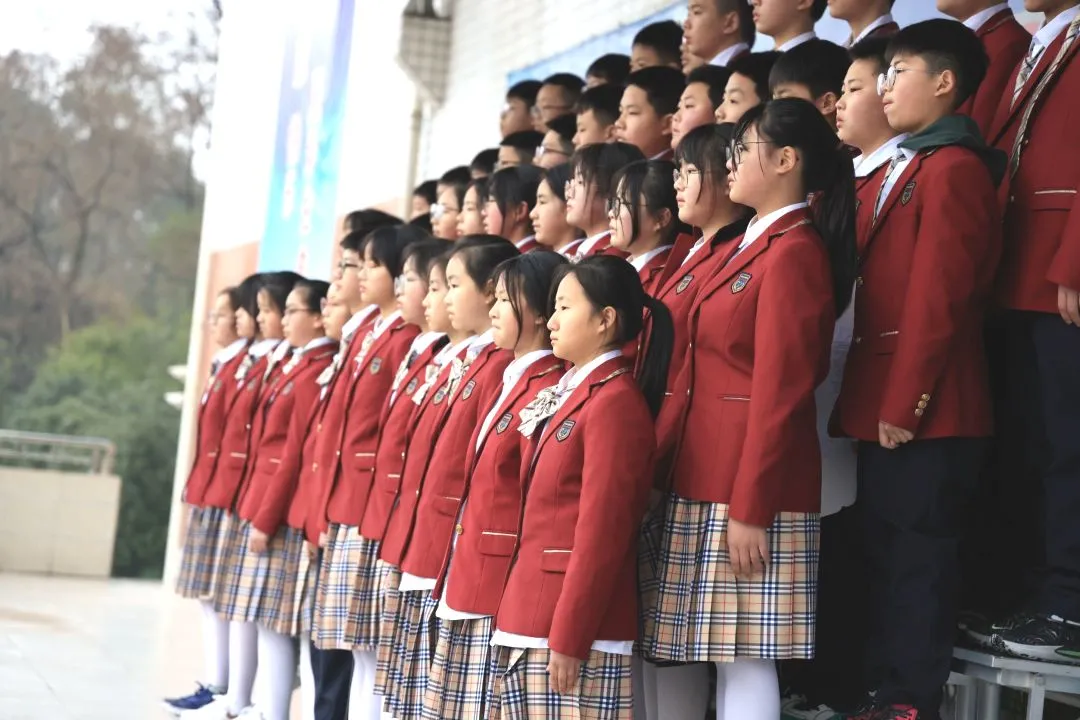 三原外国语师生、家长传递五星红旗,新学期,向梦想再出发