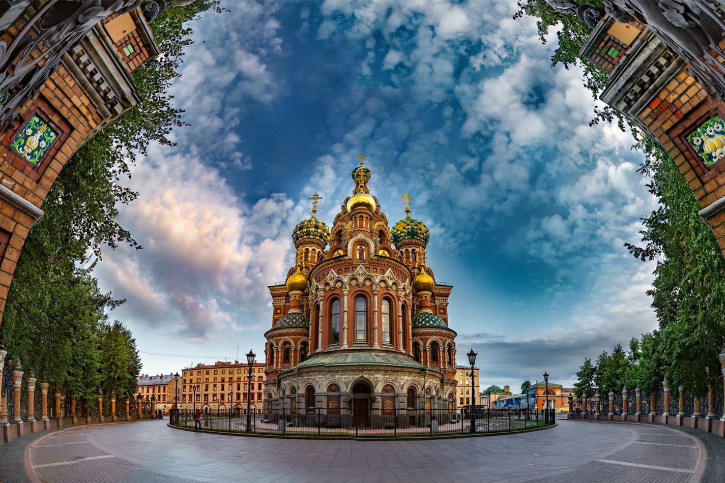 又被称作"救世主滴血教堂"或"救世主基督滴血教堂",坐落于俄罗斯最美