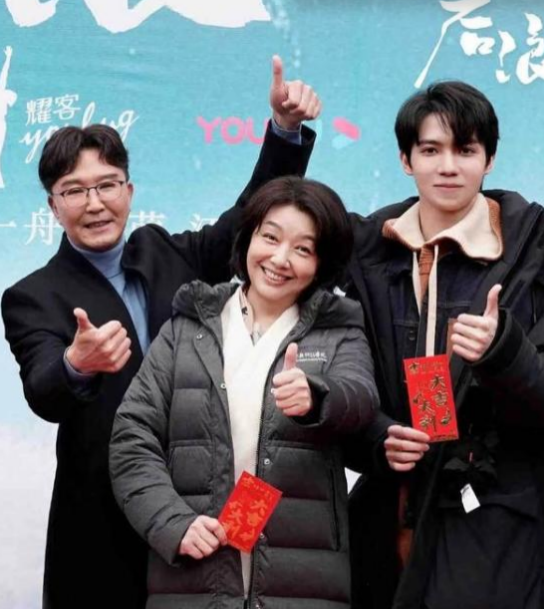 54岁江珊双手挽吴刚手臂，动作亲密被指不合适，与靳东分手后隐婚