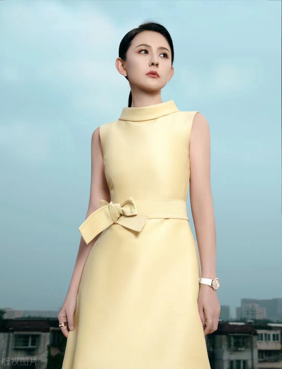 热依扎天台城市大片 黄色裙摆照应美好瞬间