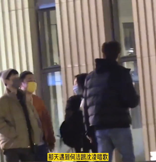 35岁何洁现身商演，减肥有效脸瘦一圈，养3娃不容易大冬天穿短裙