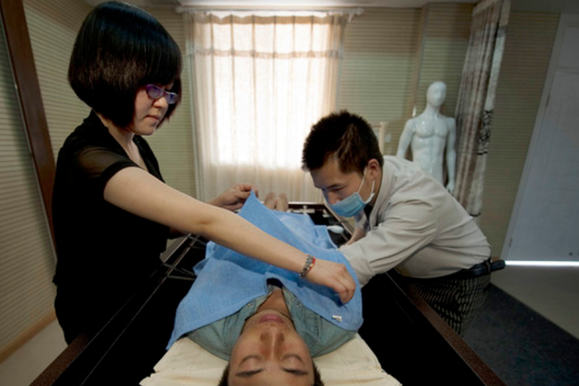 入殓师许康飞：10小时修复碎石机中的遗体，21岁女大学生拜他为师