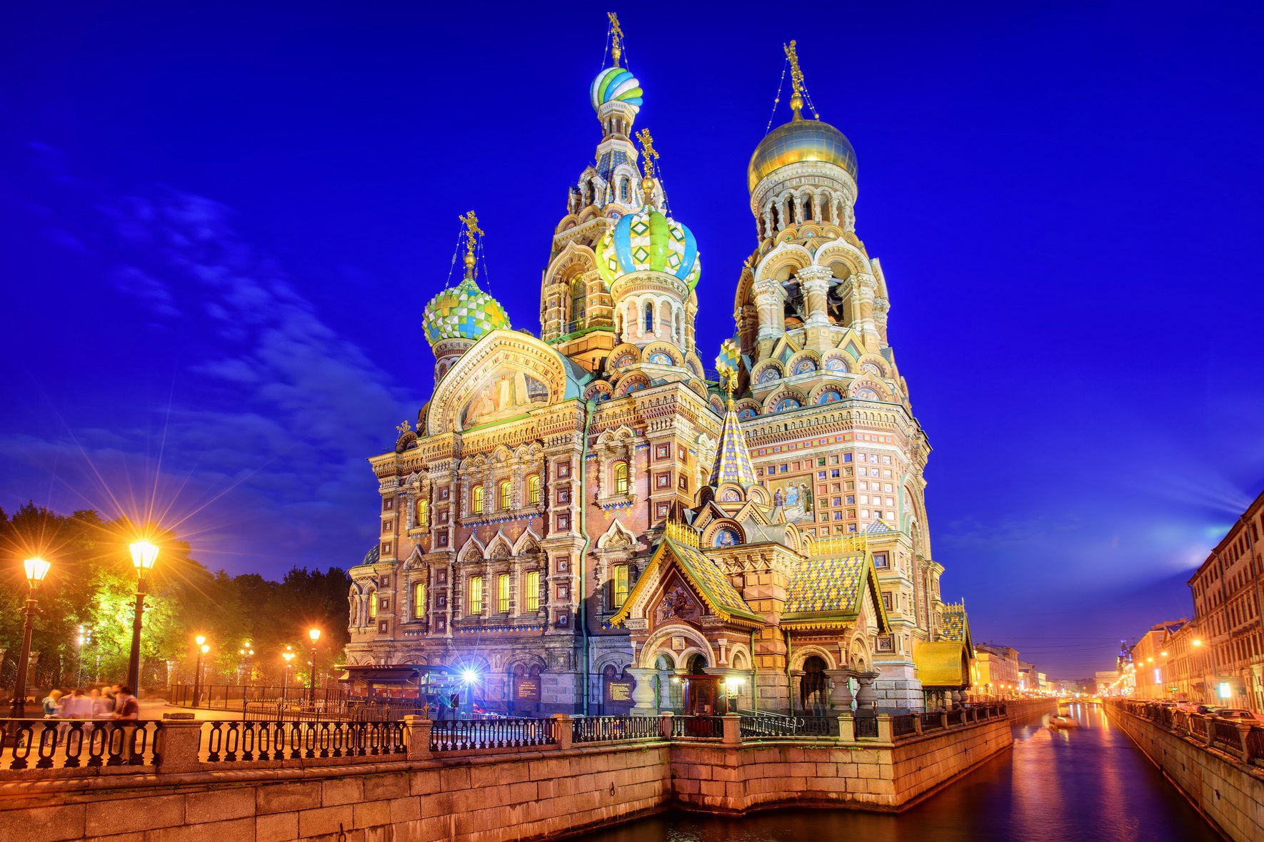 又被称作"救世主滴血教堂"或"救世主基督滴血教堂",坐落于俄罗斯最美