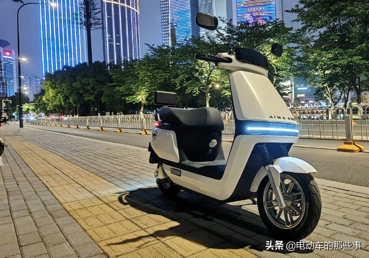 2022年4月18日,爱玛在天津举办了"冠军里程 500里不充电"的续航挑战赛