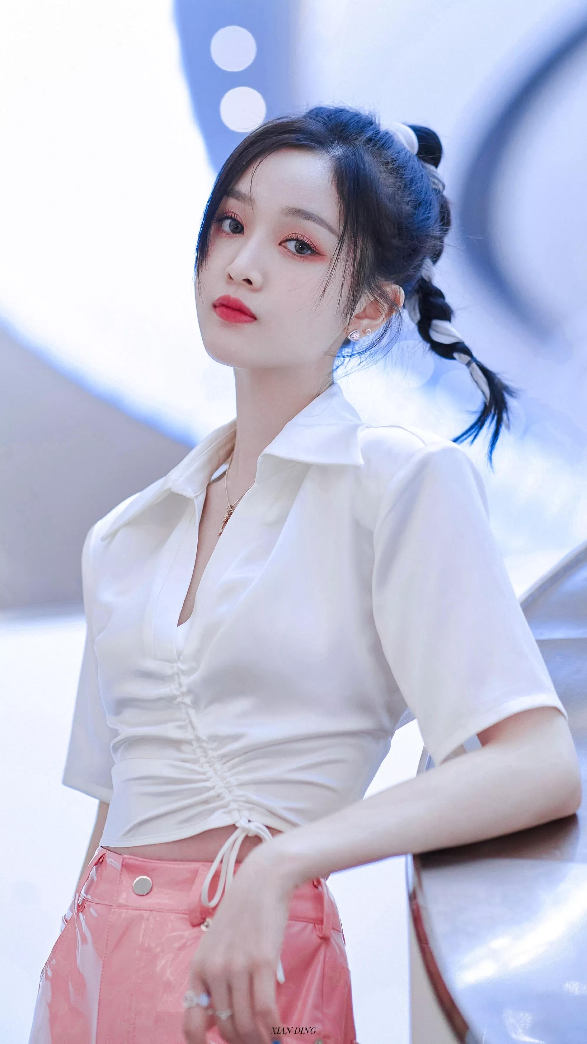 白色系的吴宣仪