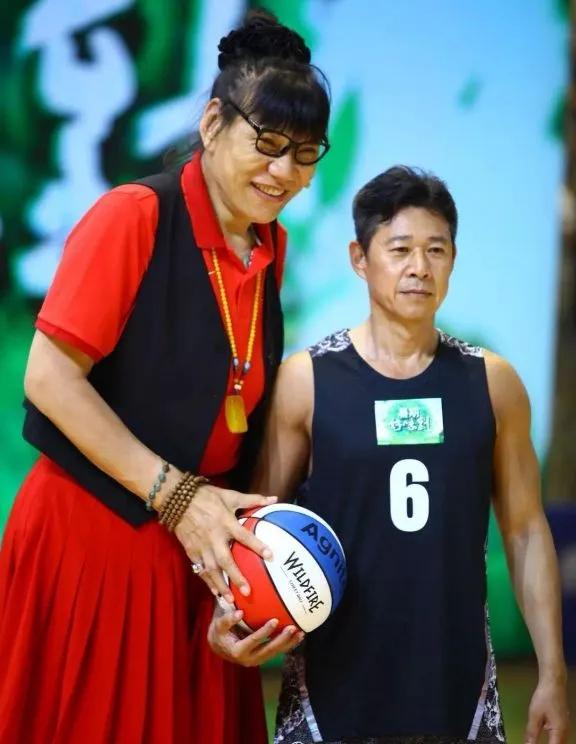 “篮坛巨人”郑海霞，出道比科比早55岁无法站立老公三年未曾露面