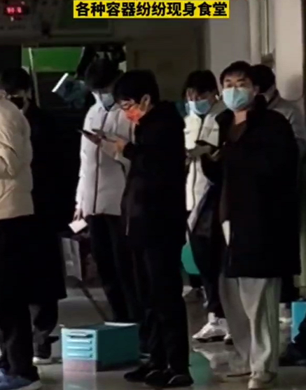 西北大学禁止学生食堂就餐，每个寝室派代表打饭，“饭桶”成亮点