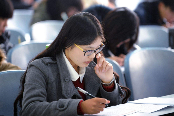 公务员未来可能转变为合同制，薪资会下调吗？22年考生需注意