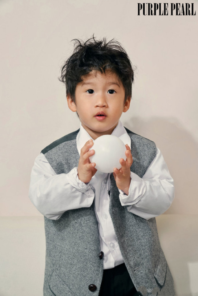 邹市明冉莹颖拍全家福写真，三个儿子暴风长大，轩轩体格赶超爸爸