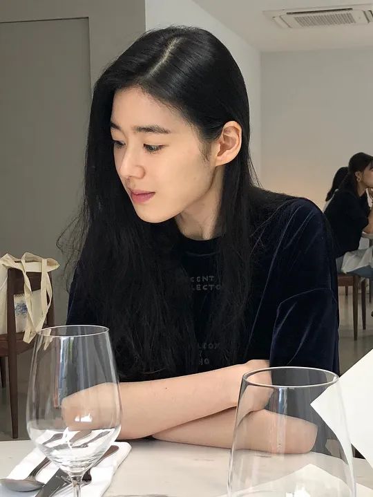 看完《安娜》才知道，不会被讨厌的脸长这样