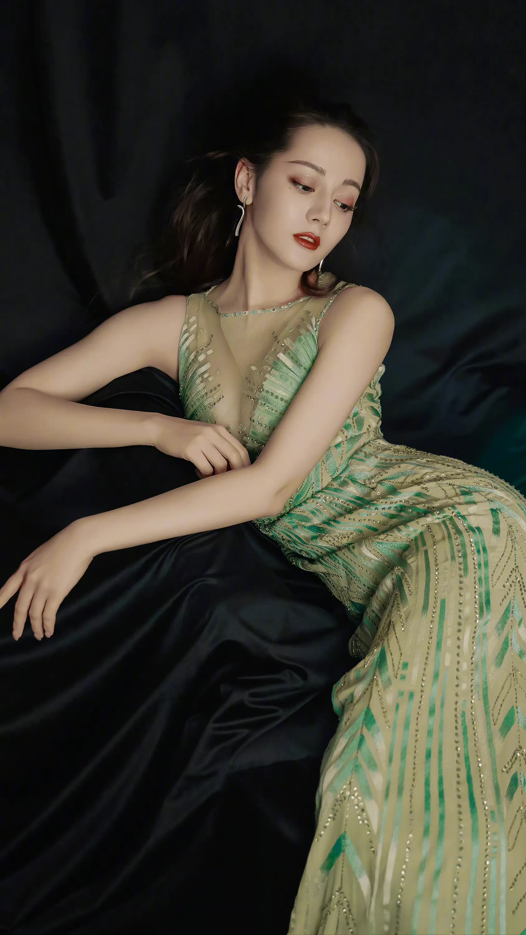 迪丽热巴蛇女礼服合集:白的似白蛇,青的似青蛇,性感如一条蟒蛇