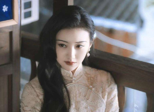 大学美术老师有多精致？眉目如画气质动人，网友：谁的DNA动了？