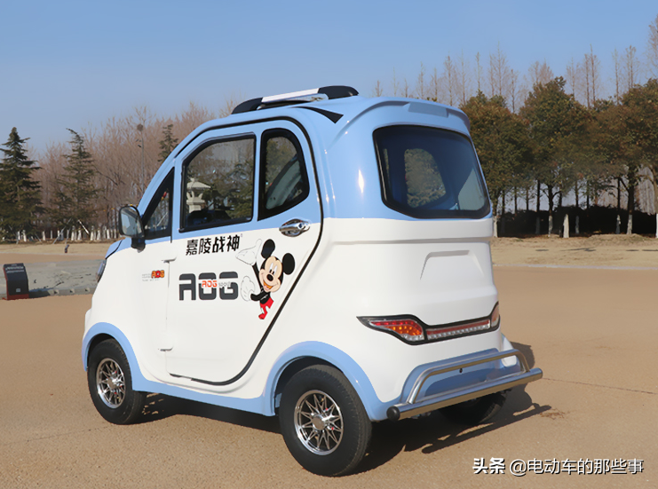 2款电动四轮车,配冷暖空调,挡风遮雨,适合60岁以上老年人代步