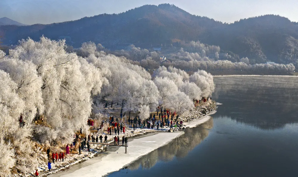 吉林市松花江上大雾弥漫，现最美雾凇