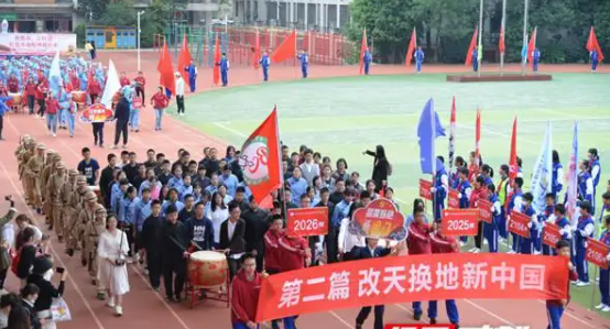 高三女生运动会“举牌”火了，颜值不输大牌明星，评论区酸气十足