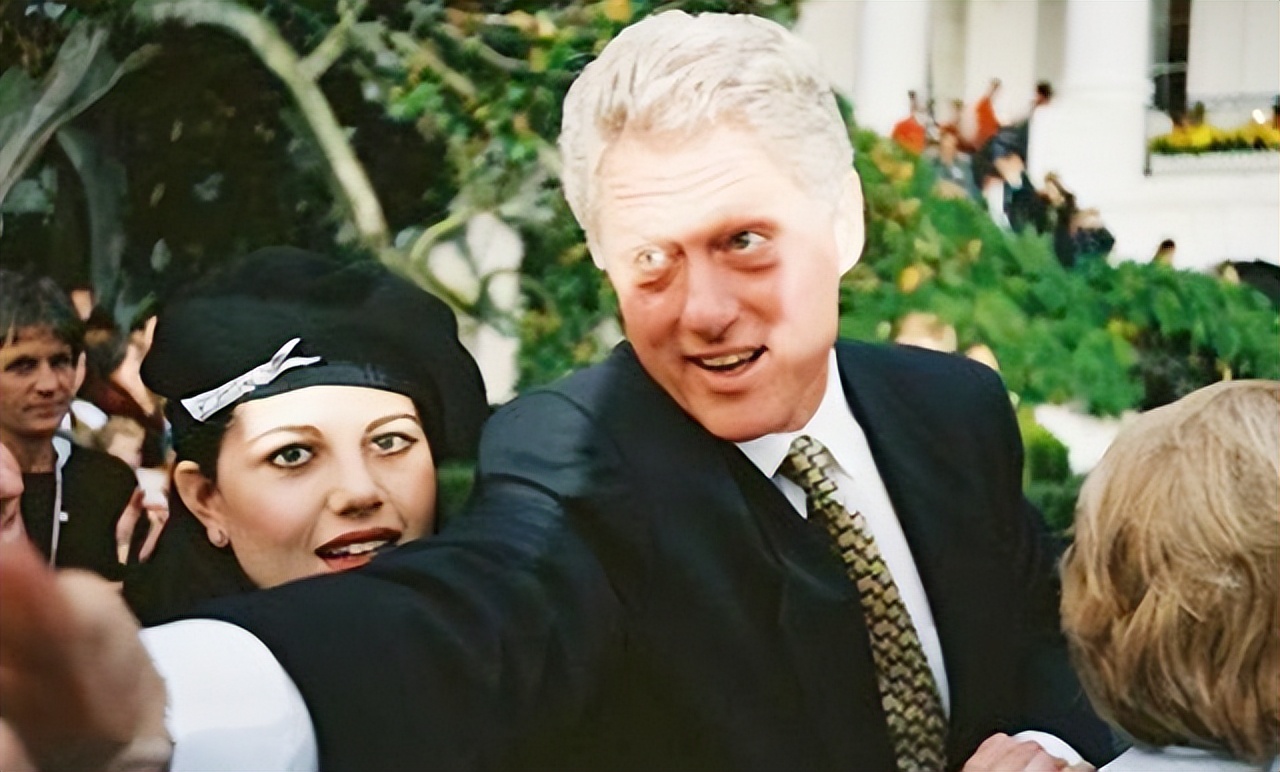 央视主持人陈伟鸿：55岁依然儒雅知性，一儿一女让人很羡慕