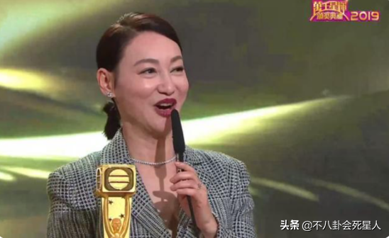 盘点了近10年的TVB后，胡定欣相继出门，蔡思贝神采飞扬。