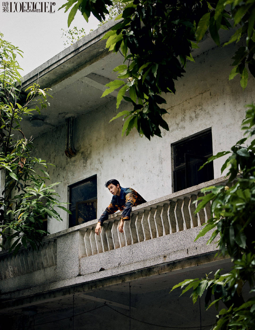 许光汉最新光影大片曝光 仰躺落叶之上立体帅气梦回《想见你》