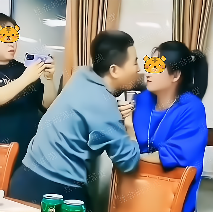 男子在同学聚会上强吻女同桌，当场吃了一记耳光，还腆着脸笑