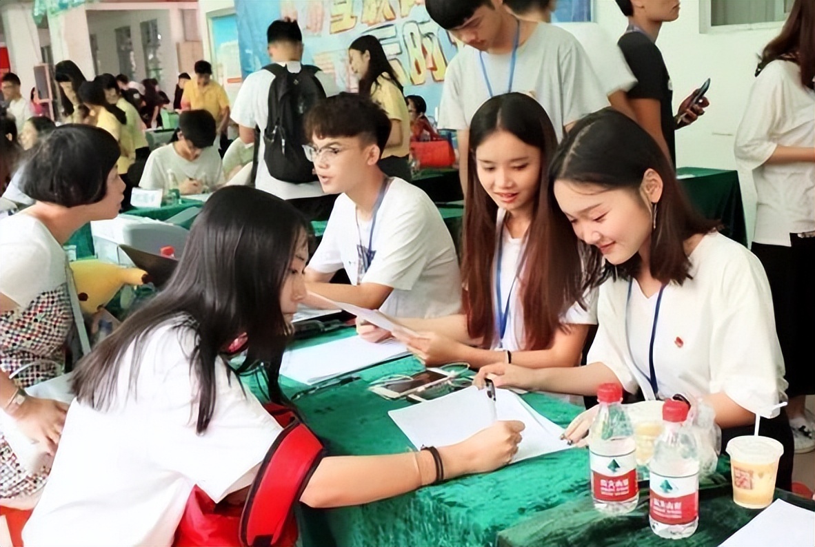 大一新生每个月多少生活费合适？40万份调查结果来了，家长可参考