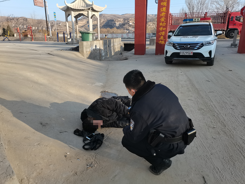 绥德县枣林坪派出所及时救助醉酒男子