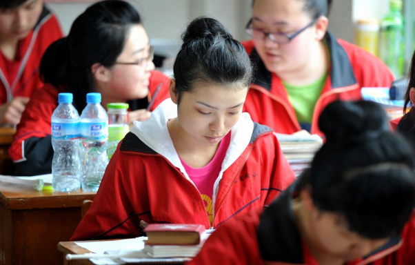 70年代高考试卷流出，难度让初中生笑弯了腰，网友感慨生不逢时