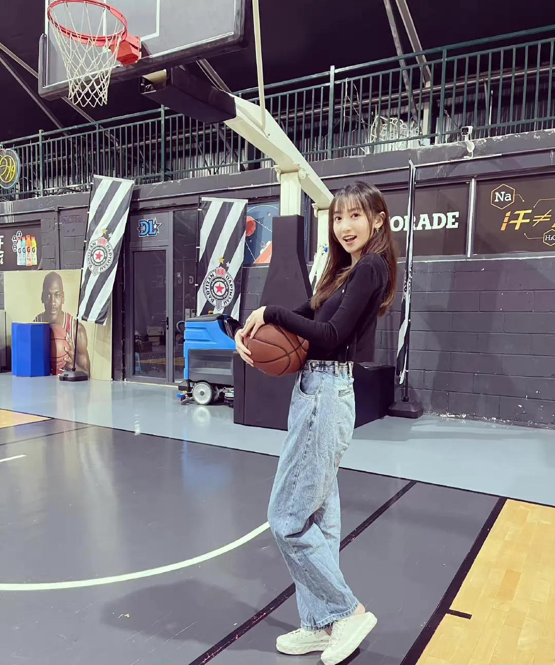 为什么叫nba解说小姨妈(谈起腾讯NBA女主播，就不得不提起小姨妈的大名了，你更喜欢谁？)