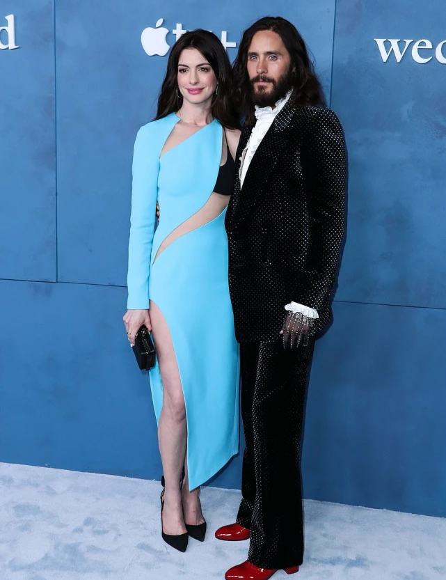 安妮海瑟薇打破白人易老传闻！新照穿裙子勒出小蛮腰，名媛范绝了