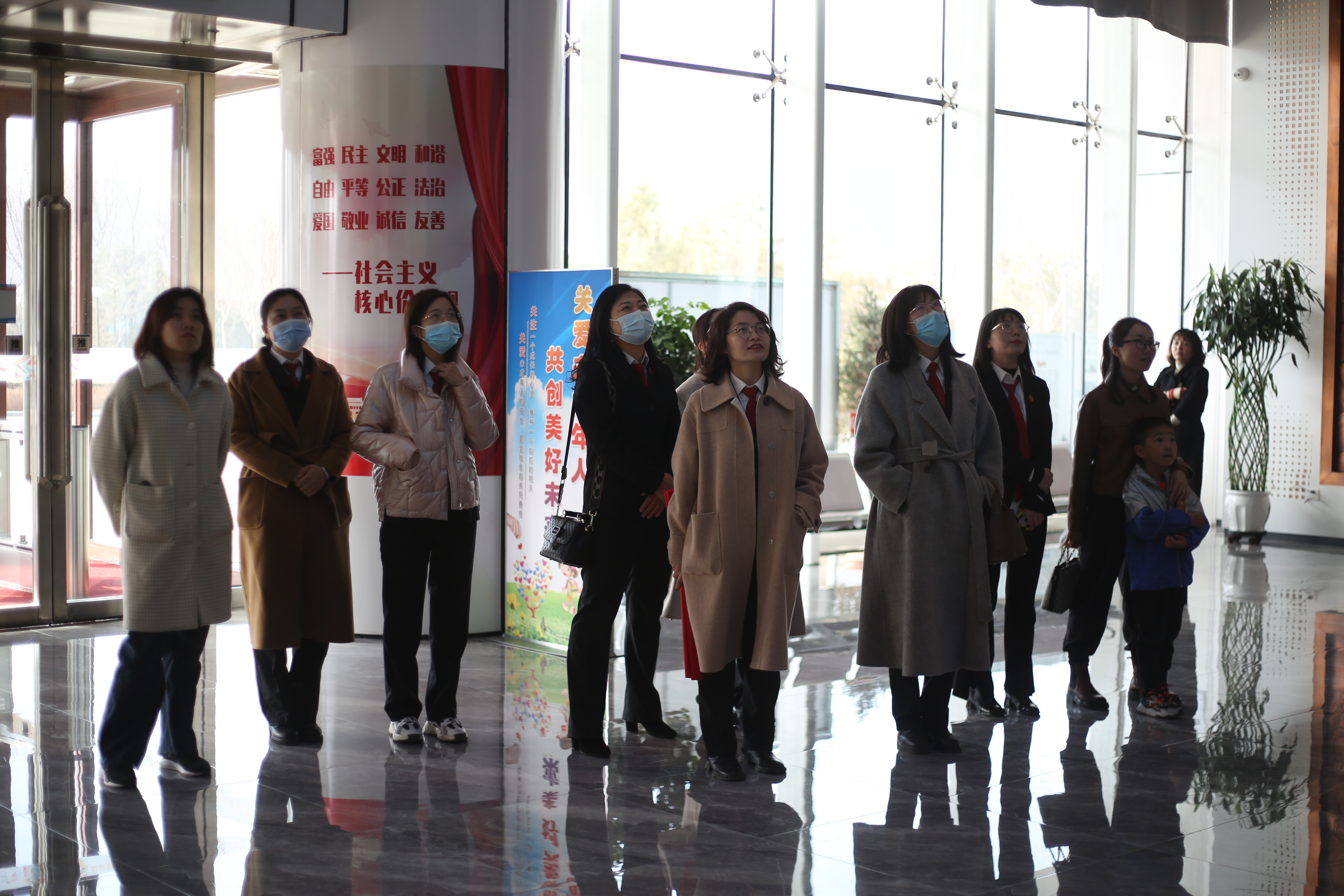 情暖“三八”节 魅力展风采——神木市法院执行局党支部与继业路社区党支部联合开展庆“三八”妇女节活动