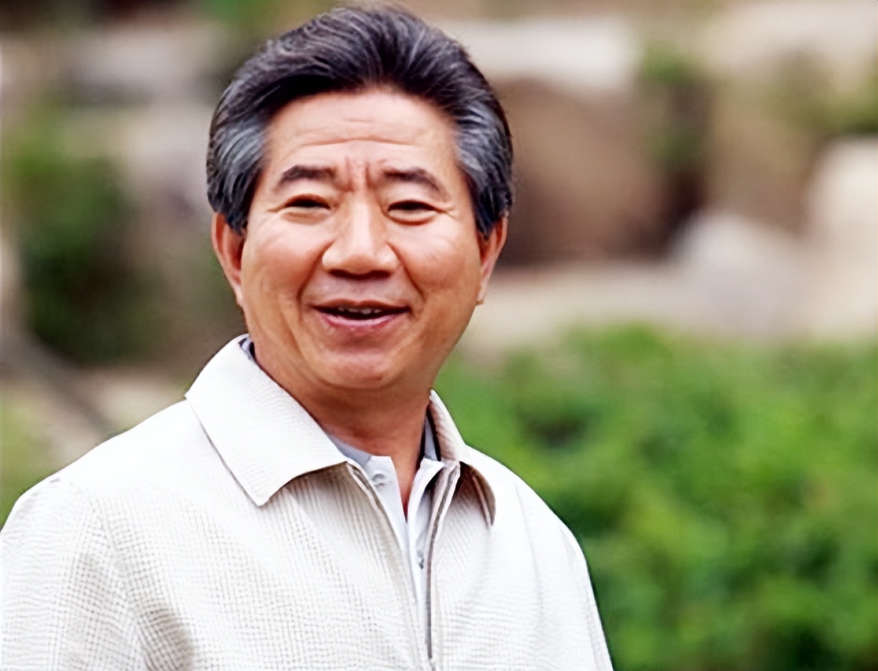 央视主持人陈伟鸿：55岁依然儒雅知性，一儿一女让人很羡慕