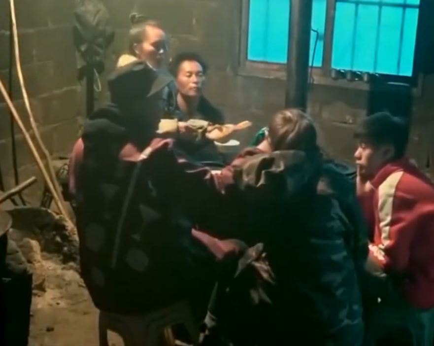 辽宁巨婴：16岁吃饭靠人喂，每天开销过万，开兰博基尼卖手机壳