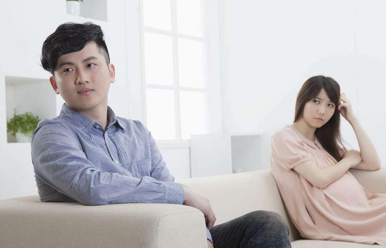 夫妻异地分居 你若已美人在怀 那我红杏出墙就没错