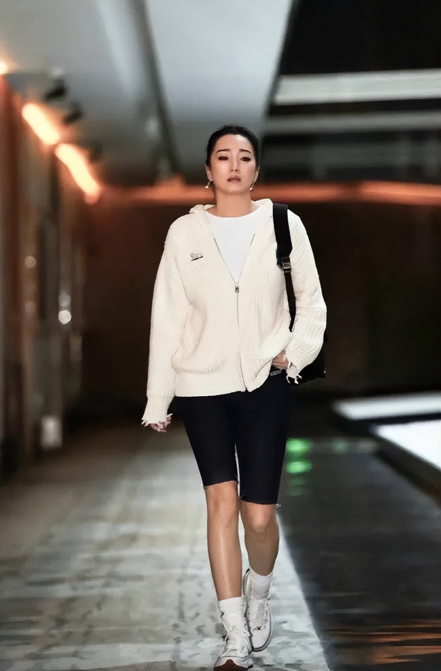 巩俐真有56岁？穿卫衣配短裤简直比20岁还像20岁，美得像换了个人