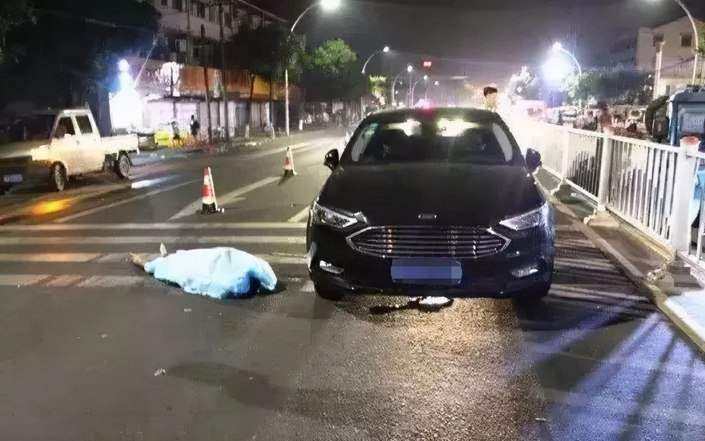 老太躺地遭碾压身亡，家属要求死刑+赔400万，司机：完全看不到人