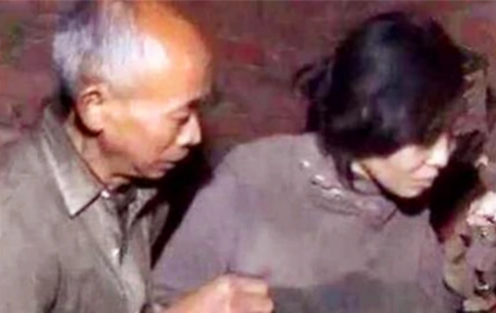 1995年，四川女大学生被120元卖给55岁老汉，17年后获救时已变疯
