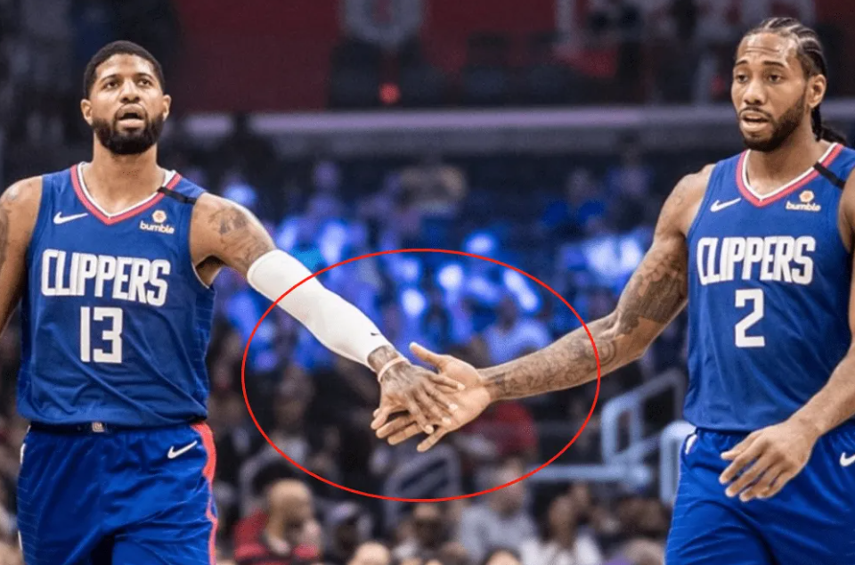 为什么nba球员的手很大(伦纳德的手掌有多大？一手抓两瓶矿泉水，洛瑞的手在他面前小两号)