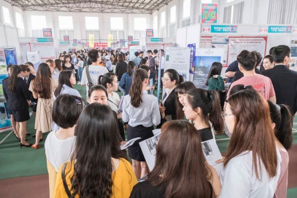 南京大学博士毕业生求职，被11所高校“无情拒绝”，网友看法不一