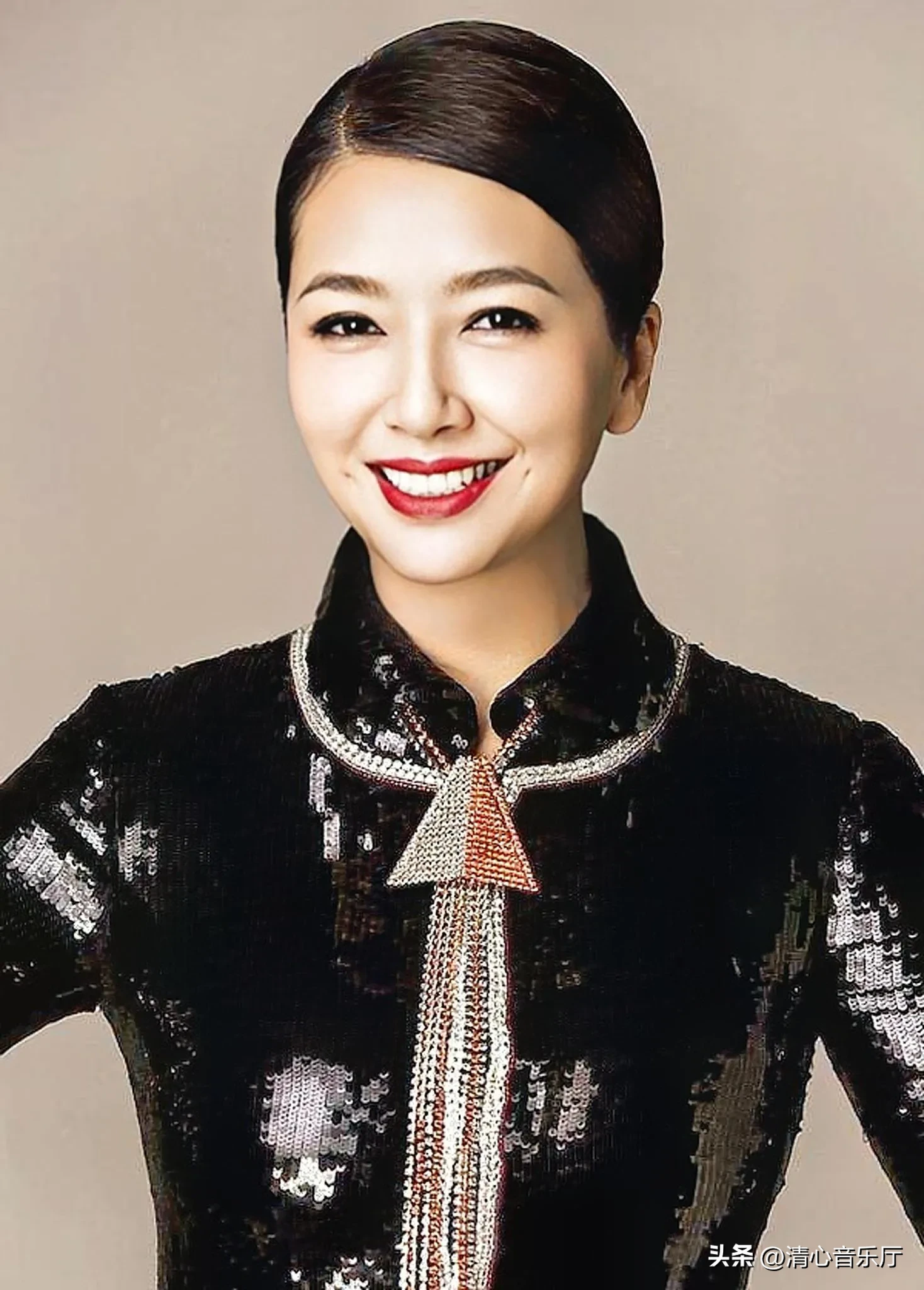 2006年，30岁的靳东疯狂追求39岁的姜珊，姜珊诧异地问他，我离婚了