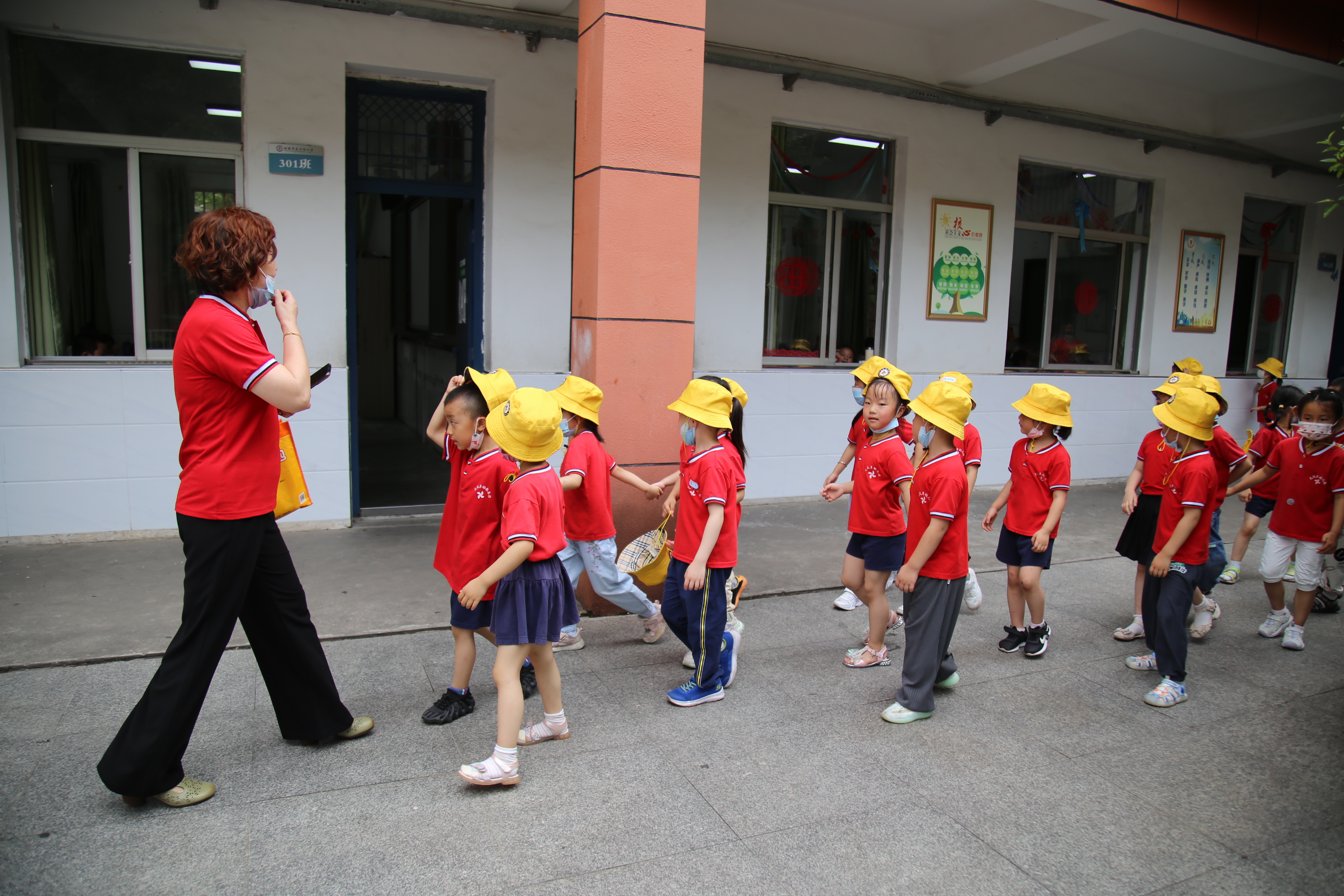 幼儿园孩子进东方红小学 体验小学生活