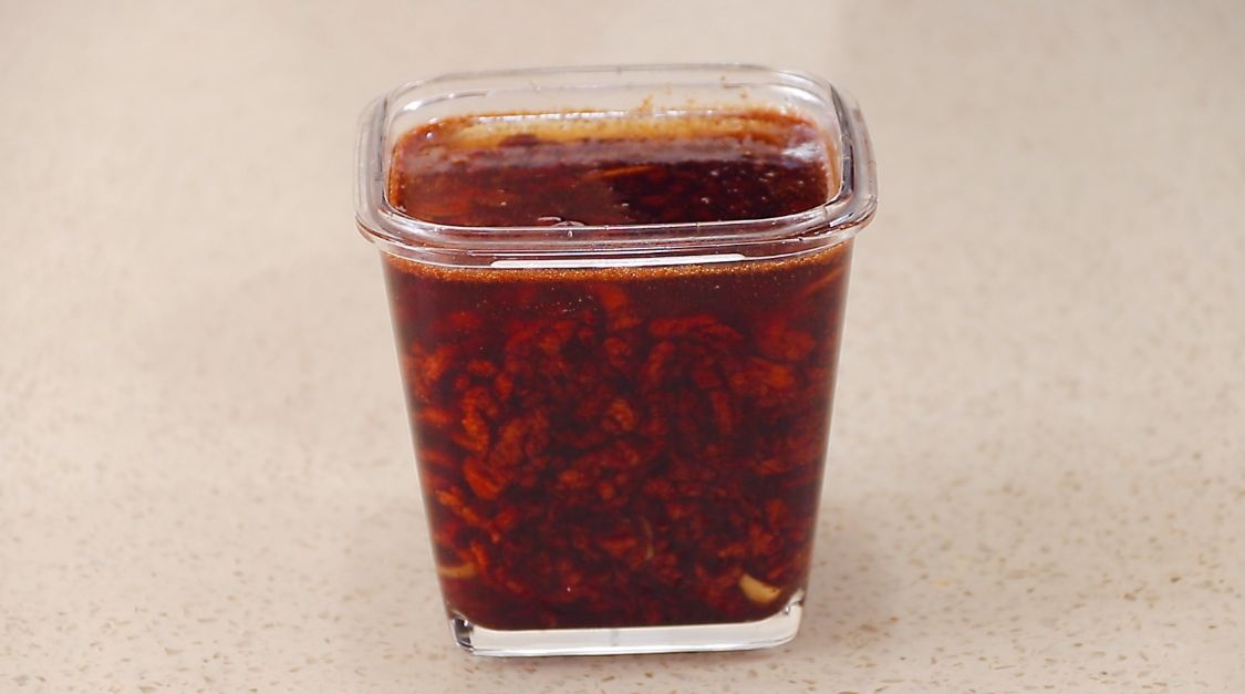 一道过年必备万能酱，一次做10斤，保存一个月不坏，拌饭拌面好吃