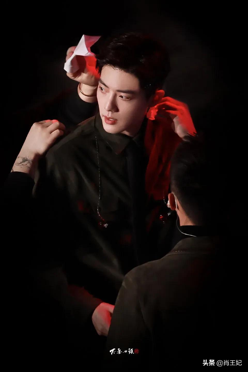 肖战他可真帅啊,帅到没边呀,这身材比例可太完美了