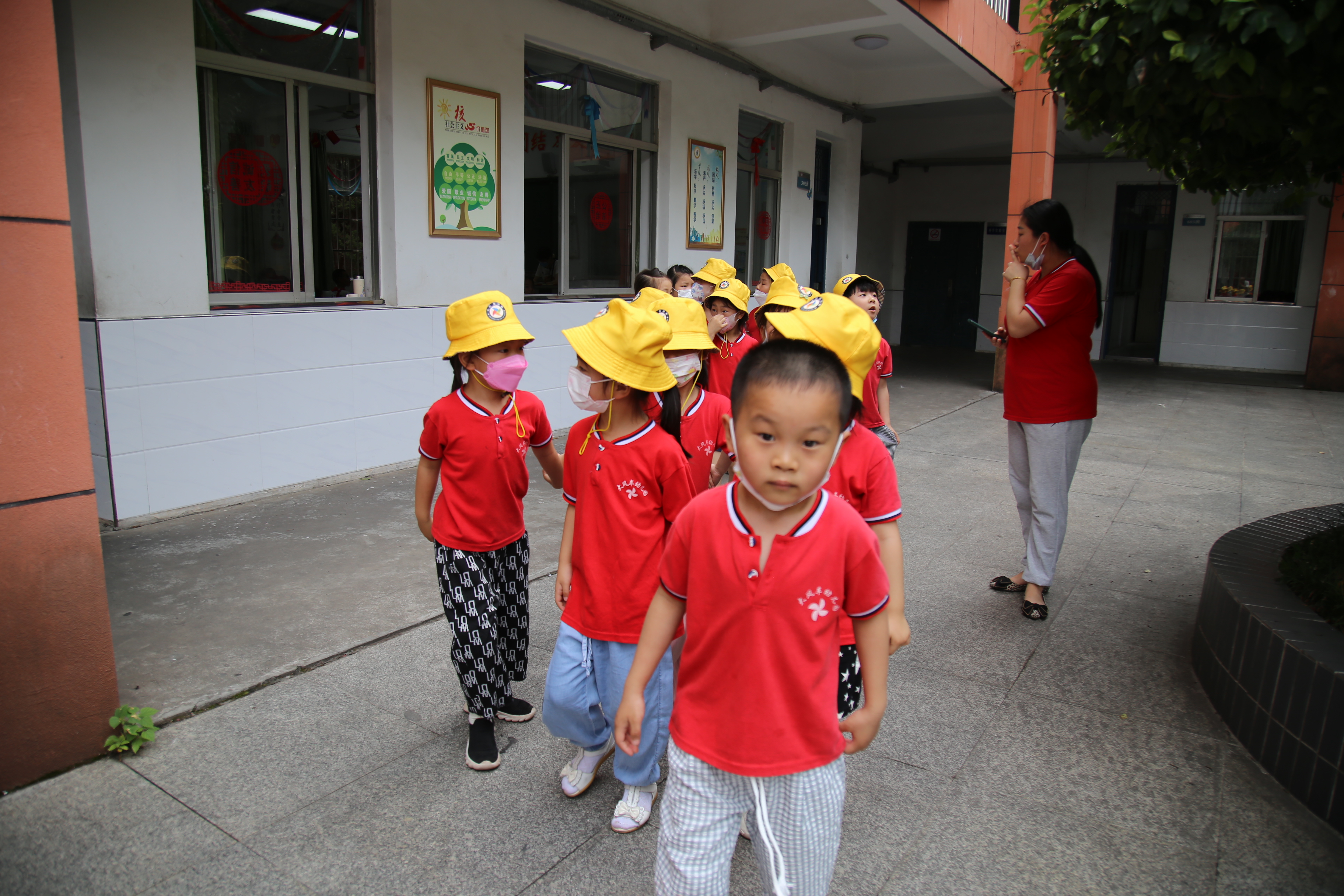 幼儿园孩子进东方红小学 体验小学生活