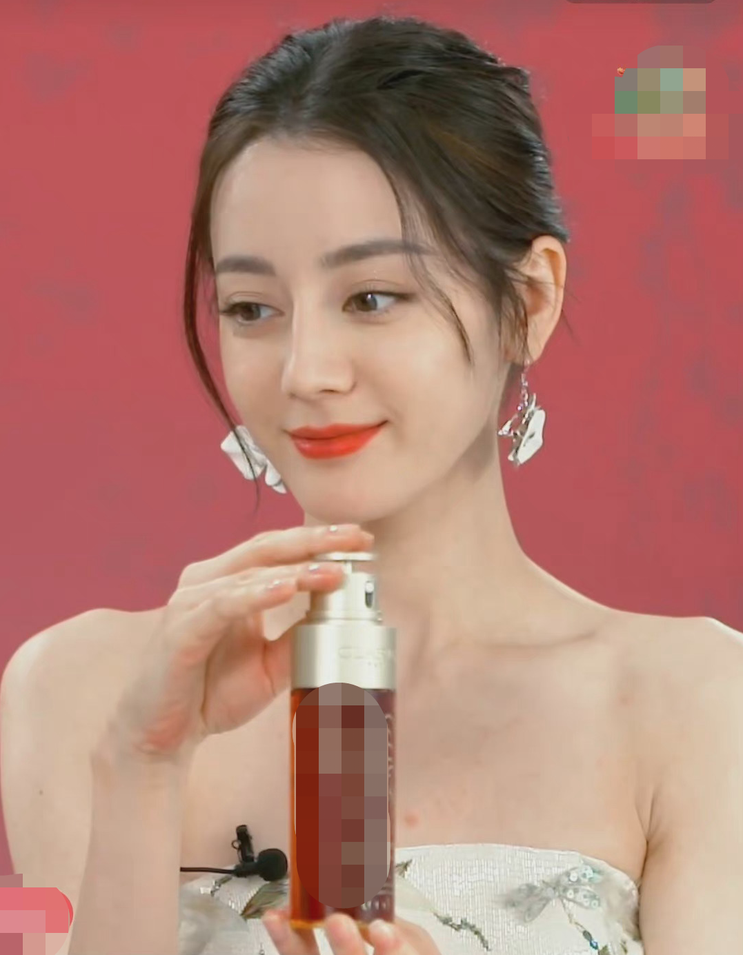 迪丽热巴不修边幅逛商场,手里提满奢侈品,边走边掏耳朵不顾形象