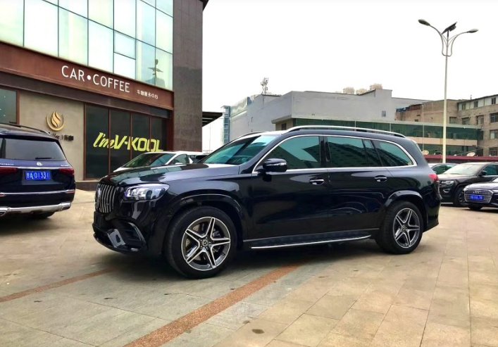 小伙花139万买奔驰GLS450，更换AMG套件，迈巴赫GLS车主直言内行