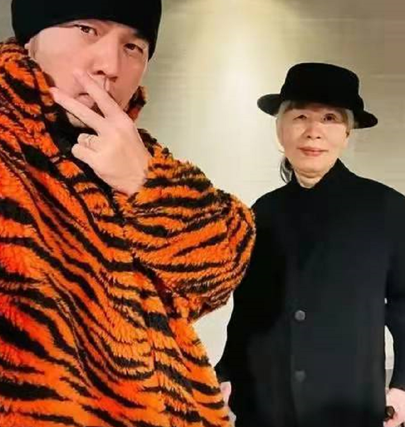 周杰伦晒照庆结婚7周年，混血妻子五官精致性感，郎才女貌太养眼