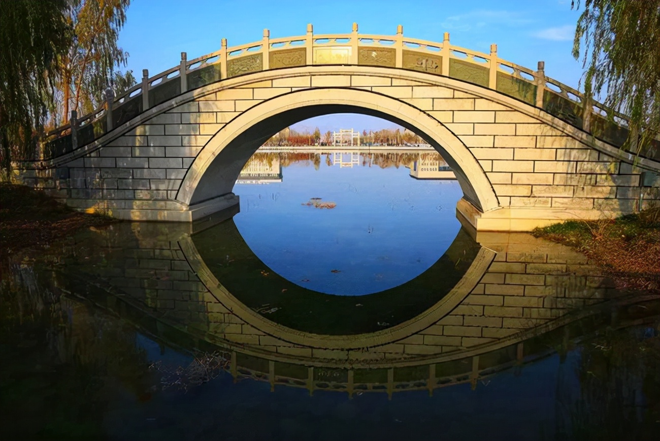 两个给别人改诗的例子，都是名人，谁在画龙点睛，谁在狗尾续貂？