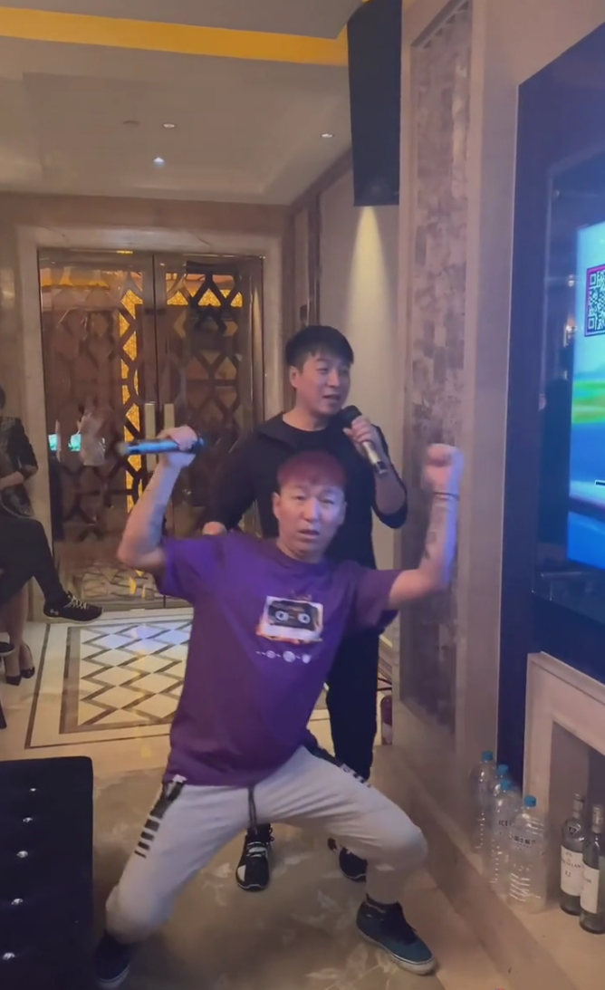 陈羽凡现身KTV唱歌，身材暴瘦认不出，手舞足蹈精神亢奋引猜测
