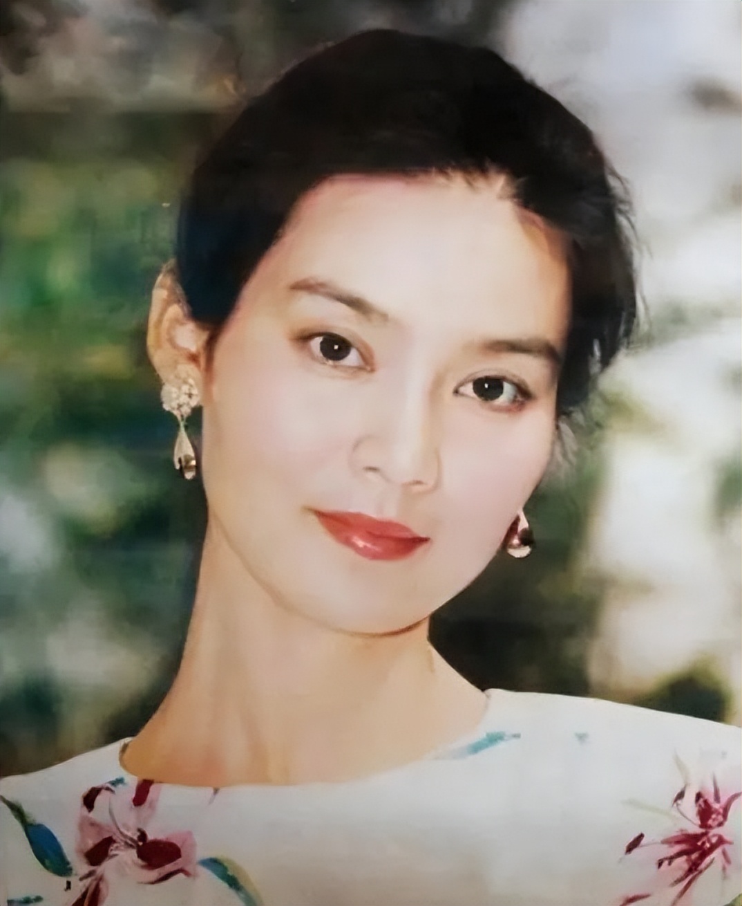 被6位女星惊艳到：白发不染，不整科技脸，用松弛感诠释优雅老去