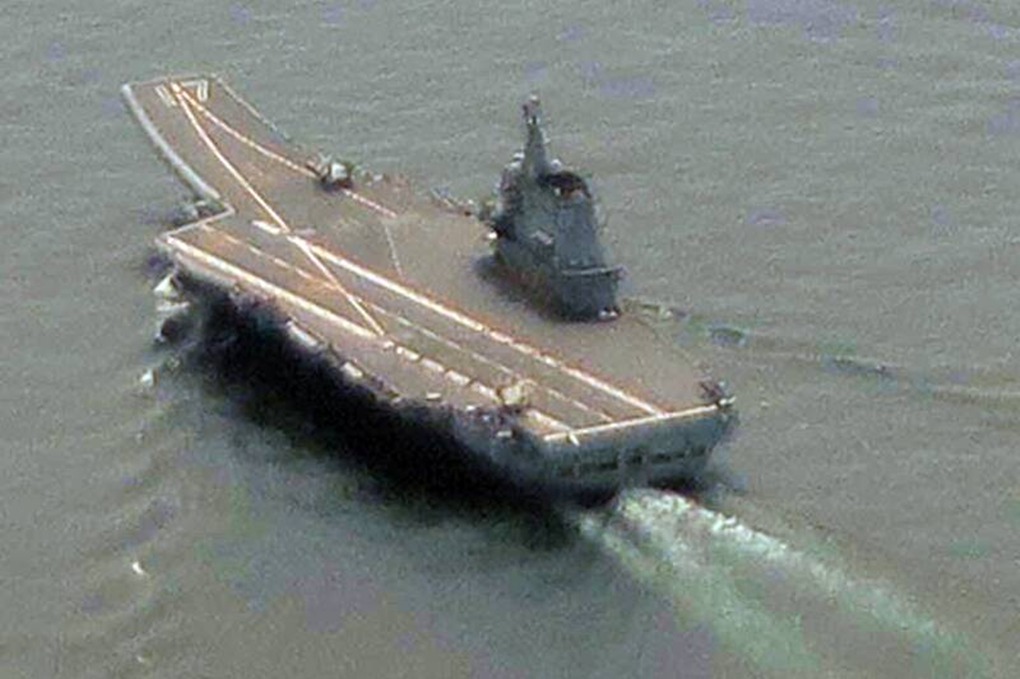山東艦過台灣海峽，綠媒稱疑被美軍機鎖定，中方：將堅決維護主權