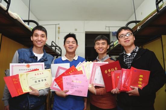 大学寝室仅仅是因为不说话，不合群，被舍友莫名孤立针对，每天回寝室很压抑怎么办?